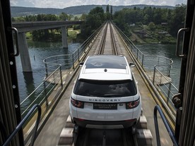 Land Rover Discovery Sport 200 Tdi táhnoucí vlak ve Švýcarsku