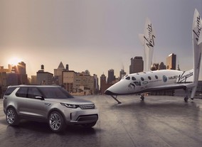 Land Rover Discovery Vision a SpaceShip Two společnosti Virgin Galactic