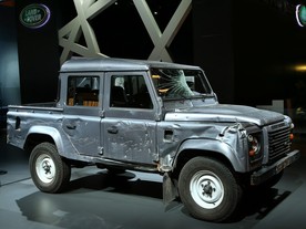 Land Rover Defender Double Cab Pick Up z filmu Skyfall