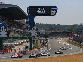 Po startu se ujaly vedení vozy Porsche 919 Hybrid