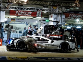 Vítězné Porsche 919 Hybrid v boxech