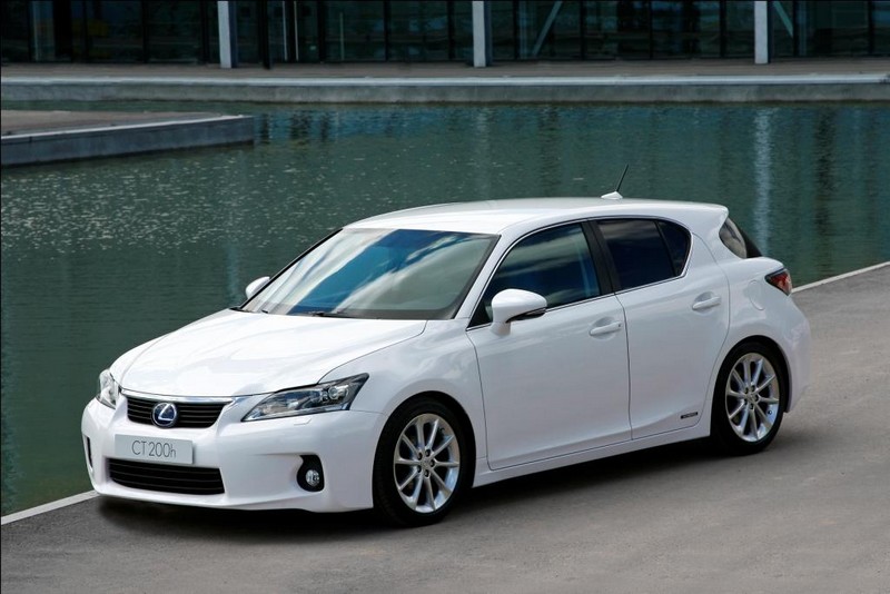 Lexus CT 200h startuje