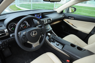 Lexus IS 300h Premium