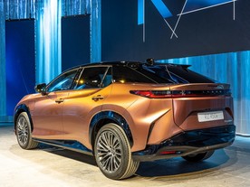 Lexus RZ 450e 