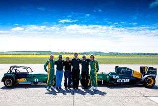 Caterham a Team Lotus - druhý zleva Tony Fernandes