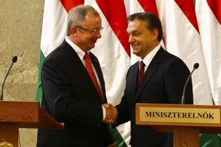Reinald Hoben (Opel) a Viktor Orbán