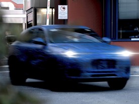 Maserati Grecale na Viale Ciro Menotti 