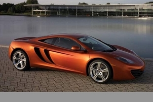 Nový McLaren MP4-12c před Technologickým centrem ve Wokingu