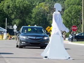 Mcity - vůz Acura při testu reakce na chodce