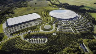 Obdivované McLaren technology Centre ve Wokingu, památník Rona Dennise navržený Normanem Fosterem