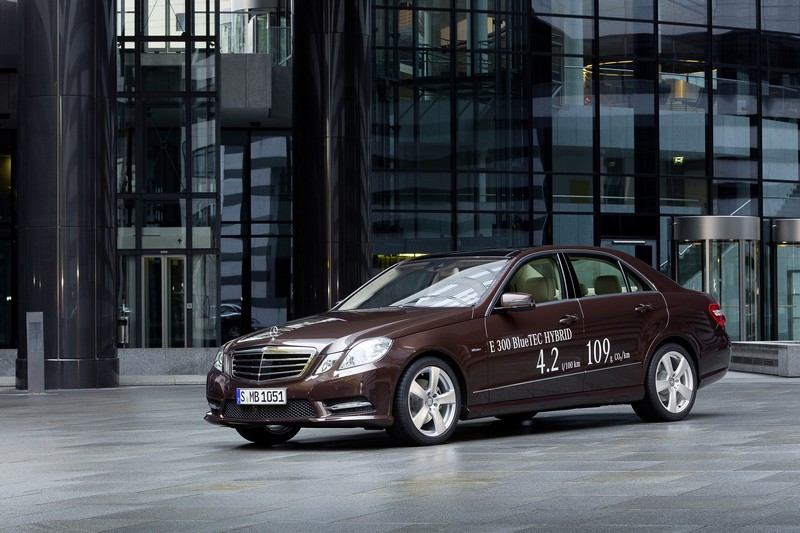 Mercedes-Benz E 300 BlueTEC HYBRID-spotřeba 4,2 l/100 km