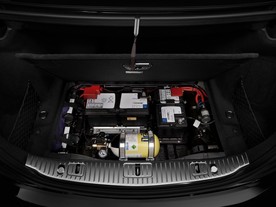 Mercedes-Benz S600 Guard - pod zavazadlovým prostorem je láhev se stlačeným vzduchem a rezervní baterie