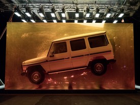 Mercedes-Benz G z roku 1979 zalitý do pryskyřice