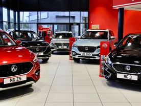 MG dealer interier