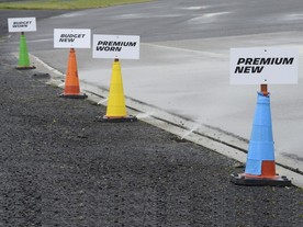 Nejkratší brzdnou dráhu měla nová prémiová pneumatika, poté následovala opotřebená prémiová pneumatika, za ní nová pneum