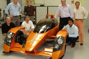 Gordon Murray u vozu Caparo (sedí za pravým předním kolem)