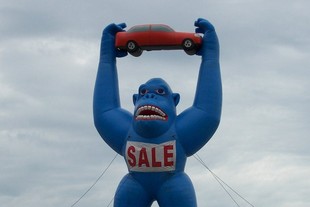 I v době internetu pomáhají prodávat auta nafukovací gorily