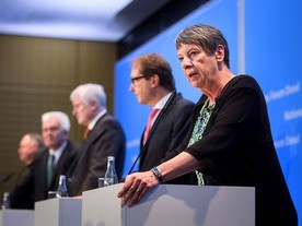Barbara Hendricks, Spolková ministryně životního prostředí při tiskové konferenci, vedle ní Alexander Dobrindt