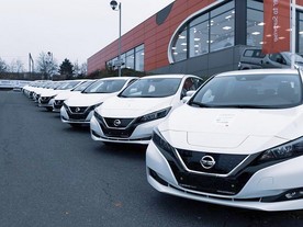 Praha převzala elektromobily Nissan