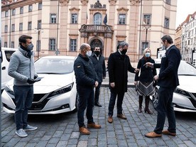Praha převzala elektromobily Nissan