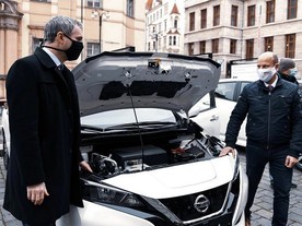 Praha převzala elektromobily Nissan