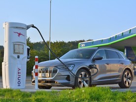 Rychlodobíjecí stanice Ionity u čerpadla OMV Beroun-jih  
