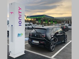 Rychlodobíjecí stanice Ionity u čerpadla OMV