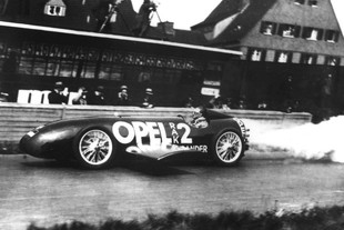 Fritz von Opel s raketovým vozem RAK 2 (1928)