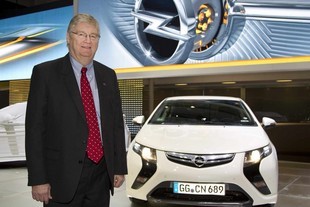 autoweek.cz - Nick Reilly dorazil s elektromobilem Opel Ampera na ženevský autosalon 