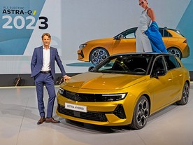 Uwe Hochgeschurtz a Opel Astra Hybrid