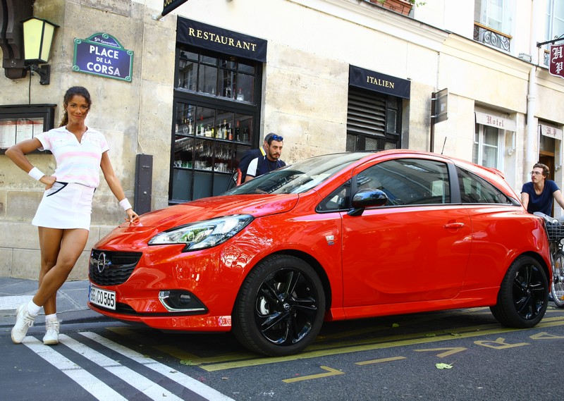 Opel Corsa na náměstí a s Claudií Schiffer