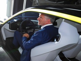 Mark Adams v Opelu GT X Experimental 