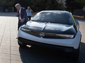 Mark Adams a Opel GT X Experimental 
