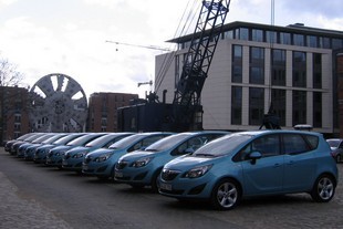Vozy Opel Meriva před muzeem v Hamburku