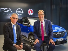 President PSA Gruppe Carlos Tavares a Generální ředitel společnosti Opel Automobile Michael Lohscheller  