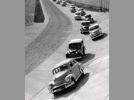 Automobily Opel při zkušební jízdě na novém testovacím centru v roce 1951