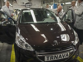 Miliontý vůz - vlevo Biondo, vpravo Gašparovič a uprostřed předsériový Peugeot 208