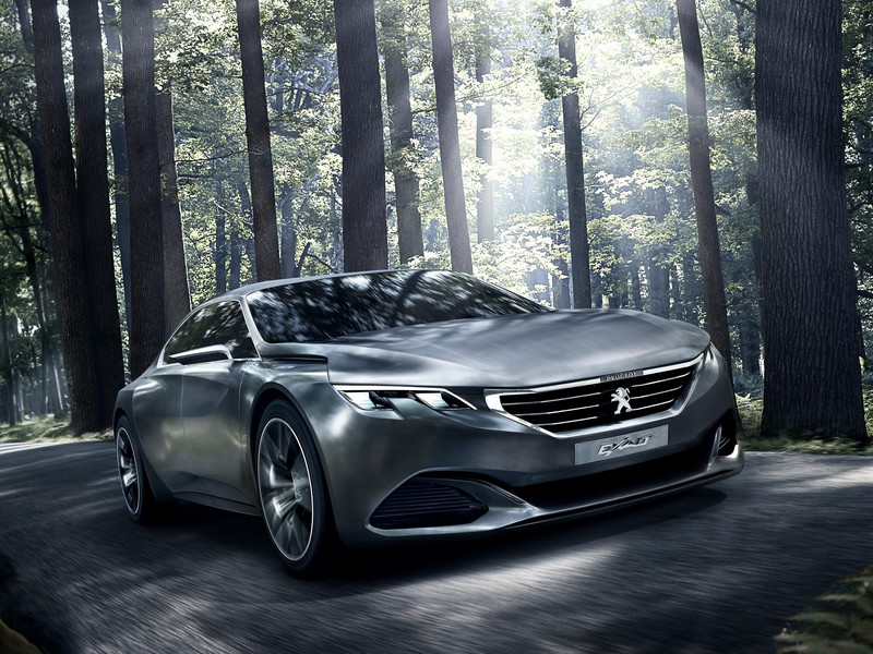 Koncept Peugeot Exalt s elektrickou koloběžkou