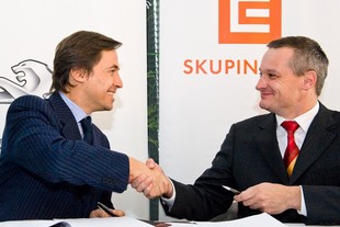Podpis smlouvy - Ayoul Grouvel a Tomáš Chmelík