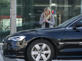 Hrát Pokémon Go může být riskantní i pro pěší