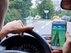 Stále více řidičů se místo řízení věnuje hraní Pokémon Go