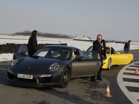 Porovnání obou vozů Porsche na okruhu NAVAK 