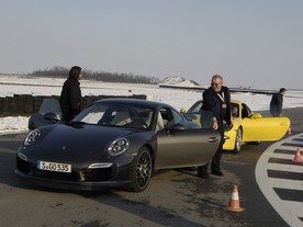 Porovnání obou vozů Porsche na okruhu NAVAK