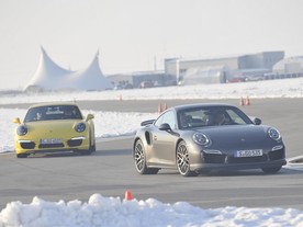 Porovnání obou vozů Porsche na okruhu NAVAK 