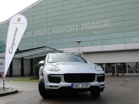 autoweek.cz - Nový Cayenne na letišti
