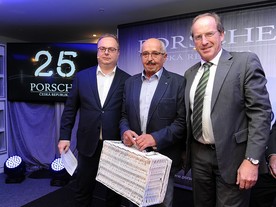 Vratislav Strašil, Bedřich Tomek (půlmiliontý zákazník Porsche Česká republika) a Franz Pommer
