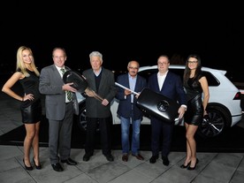 Zleva mezi hosteskami Franz Pommer, Dr. Karel Sláma, Bedřich Tomek a Vratislav Strašil