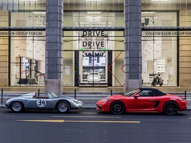 Porsche 718 RS a Porsche 718 Boxster před Centrem DRIVE. Volkswagen Group Forum