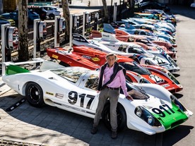Hans Mezger s restaurovanými vozy Porsche 917 v Zuffenhausenu, 2019
