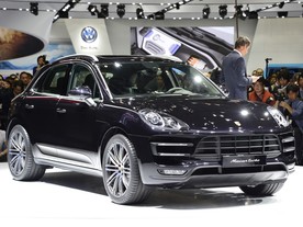 Porsche Macan turbo v Tokiu